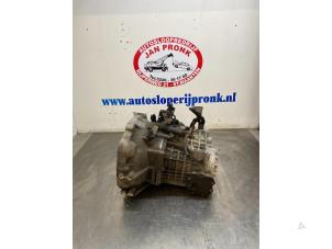 Gebruikte Versnellingsbak Kia Carens III (FG) 2.0i CVVT 16V Prijs € 450,00 Margeregeling aangeboden door Autosloopbedrijf Jan Pronk B.V.