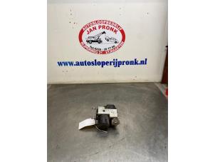 Gebruikte ABS Pomp Mercedes E Combi (S210) 2.6 E-240 V6 18V Prijs € 50,00 Margeregeling aangeboden door Autosloopbedrijf Jan Pronk B.V.