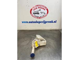 Gebruikte Ruitensproeiertank voor Peugeot 107 1.0 12V Prijs € 25,00 Margeregeling aangeboden door Autosloopbedrijf Jan Pronk B.V.