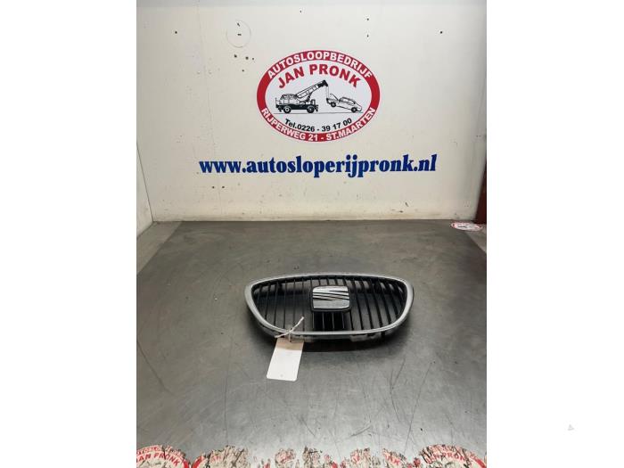 Gebruikte Grille Seat Toledo (5P2) 1.6 Prijs € 25,00 Margeregeling aangeboden door Autosloopbedrijf Jan Pronk B.V.
