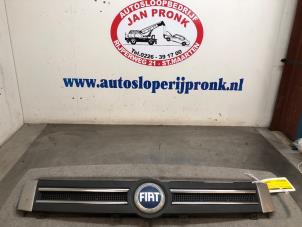 Gebruikte Grille Fiat Panda (169) 1.2 Fire Prijs € 25,00 Margeregeling aangeboden door Autosloopbedrijf Jan Pronk B.V.