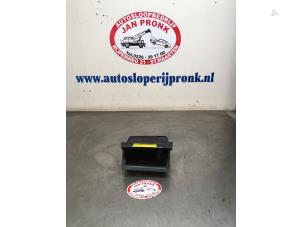 Gebruikte Opbergvak Volkswagen Golf VII (AUA) 1.2 TSI 16V Prijs € 25,00 Margeregeling aangeboden door Autosloopbedrijf Jan Pronk B.V.