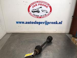 Gebruikte Aandrijfas links-voor Volkswagen Polo IV (9N1/2/3) 1.2 12V Prijs € 30,00 Margeregeling aangeboden door Autosloopbedrijf Jan Pronk B.V.