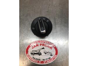 Gebruikte Licht Schakelaar Volkswagen Golf V (1K1) 1.4 TSI 122 16V Prijs € 25,00 Margeregeling aangeboden door Autosloopbedrijf Jan Pronk B.V.