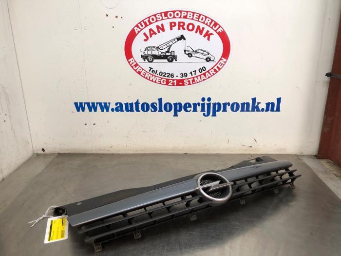 Gebruikte Grille Opel Astra H SW (L35) 1.6 16V Twinport Prijs € 25,00 Margeregeling aangeboden door Autosloopbedrijf Jan Pronk B.V.