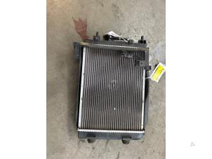Gebruikte Radiateur Daihatsu Cuore (L251/271/276) 1.0 12V DVVT Prijs € 75,00 Margeregeling aangeboden door Autosloopbedrijf Jan Pronk B.V.