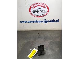 Gebruikte Slotmechaniek Achterklep Volkswagen Golf Plus (5M1/1KP) 1.4 16V Prijs € 25,00 Margeregeling aangeboden door Autosloopbedrijf Jan Pronk B.V.