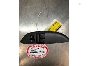 Gebruikte Ruit schakelaar elektrisch Toyota Yaris (P1) 1.3 16V VVT-i Prijs € 25,00 Margeregeling aangeboden door Autosloopbedrijf Jan Pronk B.V.