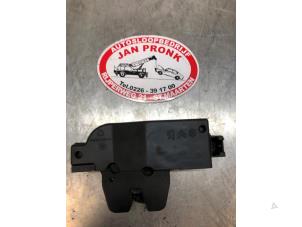 Gebruikte Slotmechaniek Achterklep Peugeot 307 Break (3E) 1.4 16V Prijs € 25,00 Margeregeling aangeboden door Autosloopbedrijf Jan Pronk B.V.