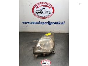 Gebruikte Koplamp links Daihatsu Cuore (L251/271/276) 1.0 12V DVVT Prijs € 35,00 Margeregeling aangeboden door Autosloopbedrijf Jan Pronk B.V.