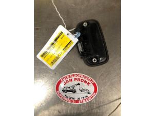 Gebruikte Portiergreep 4Deurs rechts-achter Daihatsu Cuore (L251/271/276) 1.0 12V DVVT Prijs € 20,00 Margeregeling aangeboden door Autosloopbedrijf Jan Pronk B.V.