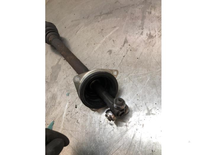 Aandrijfas links-voor van een Dacia Sandero I (BS) 1.2 16V 2009