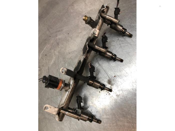 Gebruikte Injector brug Seat Leon (1P1) 1.8 TSI 16V Prijs € 40,00 Margeregeling aangeboden door Autosloopbedrijf Jan Pronk B.V.