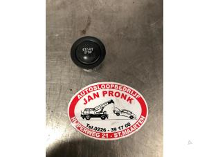 Gebruikte Start/Stop schakelaar Renault Grand Scénic III (JZ) 1.4 16V TCe 130 Prijs € 15,00 Margeregeling aangeboden door Autosloopbedrijf Jan Pronk B.V.