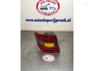 Gebruikte Achterlicht links Mercedes B (W245) 1.7 B-170 16V Prijs € 25,00 Margeregeling aangeboden door Autosloopbedrijf Jan Pronk B.V.
