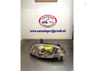 Gebruikte Koplamp rechts Fiat Croma (194) 2.2 MPI 16V Prijs € 125,00 Margeregeling aangeboden door Autosloopbedrijf Jan Pronk B.V.