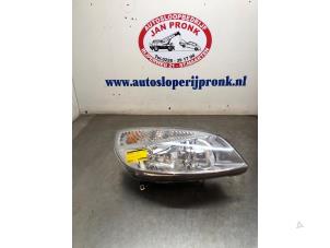 Gebruikte Rechter Koplamp Renault Grand Scénic II (JM) 2.0 16V Prijs € 50,00 Margeregeling aangeboden door Autosloopbedrijf Jan Pronk B.V.