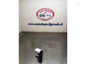 Gebruikte Schakelaar Elektrisch Raam Hyundai Coupe 2.0i 16V CVVT Prijs € 30,00 Margeregeling aangeboden door Autosloopbedrijf Jan Pronk B.V.