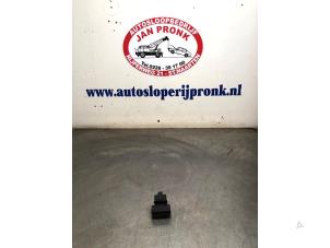 Gebruikte Handrem schakelaar Citroen C4 Grand Picasso (UA) 1.6 HDiF 16V 110 Prijs € 40,00 Margeregeling aangeboden door Autosloopbedrijf Jan Pronk B.V.