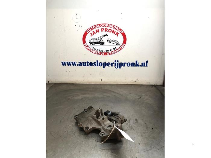 Gebruikte Dynamosteun boven Volkswagen Caddy III (2KA,2KH,2CA,2CH) 2.0 SDI Prijs € 50,00 Margeregeling aangeboden door Autosloopbedrijf Jan Pronk B.V.