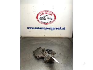 Gebruikte Dynamosteun boven Volkswagen Caddy III (2KA,2KH,2CA,2CH) 2.0 SDI Prijs € 50,00 Margeregeling aangeboden door Autosloopbedrijf Jan Pronk B.V.