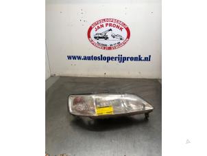 Gebruikte Koplamp rechts Honda Accord (CG/CH/CL) 1.8i 16V Prijs € 40,00 Margeregeling aangeboden door Autosloopbedrijf Jan Pronk B.V.