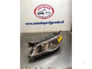 Gebruikte Linker Koplamp Volkswagen Tiguan (5N1/2) 2.0 TSI 16V 4Motion Prijs € 325,00 Margeregeling aangeboden door Autosloopbedrijf Jan Pronk B.V.