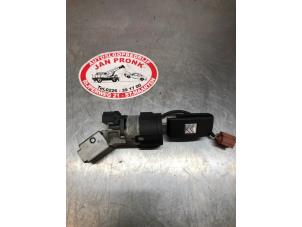 Gebruikte Kontaktslot + Sleutel Citroen Jumpy (G9) 2.0 HDI 140 16V Prijs € 50,00 Margeregeling aangeboden door Autosloopbedrijf Jan Pronk B.V.