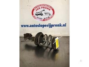 Gebruikte Schokdemper rechts-voor Renault Grand Scénic III (JZ) 1.4 16V TCe 130 Prijs € 40,00 Margeregeling aangeboden door Autosloopbedrijf Jan Pronk B.V.