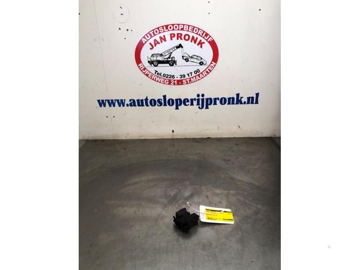 Gebruikte Handrem schakelaar Renault Grand Scénic III (JZ) 1.4 16V TCe 130 Prijs € 15,00 Margeregeling aangeboden door Autosloopbedrijf Jan Pronk B.V.