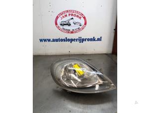 Gebruikte Koplamp rechts Opel Vivaro 2.5 CDTI 16V Prijs € 25,00 Margeregeling aangeboden door Autosloopbedrijf Jan Pronk B.V.