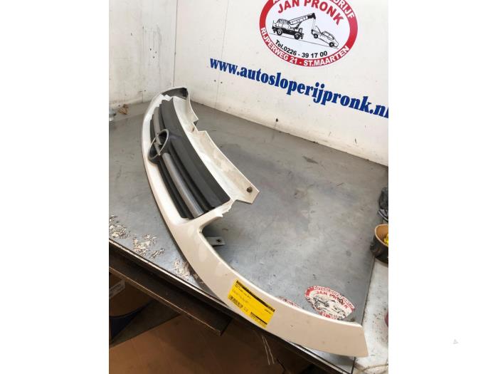 Gebruikte Grille Opel Vivaro 2.5 CDTI 16V Prijs € 50,00 Margeregeling aangeboden door Autosloopbedrijf Jan Pronk B.V.