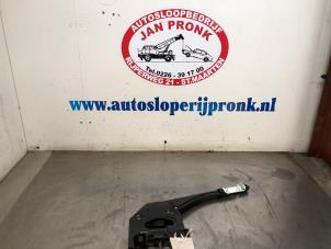 Gebruikte Handremhendel Renault Master II (ED/HD/UD) 3.0 dCi 16V 140 Prijs € 60,00 Margeregeling aangeboden door Autosloopbedrijf Jan Pronk B.V.