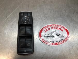 Gebruikte Elektrisch Raam Schakelaar Mercedes C Estate (S204) 2.2 C-200 CDI 16V BlueEFFICIENCY Prijs € 30,00 Margeregeling aangeboden door Autosloopbedrijf Jan Pronk B.V.
