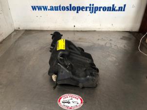 Gebruikte Ruitensproeiertank voor Mercedes C Estate (S204) 2.2 C-200 CDI 16V BlueEFFICIENCY Prijs € 25,00 Margeregeling aangeboden door Autosloopbedrijf Jan Pronk B.V.