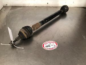 Gebruikte Aandrijfas rechts-voor Volkswagen Passat Variant (3C5) 2.0 FSI 16V Prijs € 40,00 Margeregeling aangeboden door Autosloopbedrijf Jan Pronk B.V.