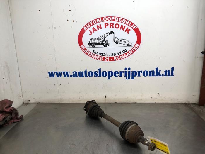 Gebruikte Aandrijfas links-voor Volkswagen Golf IV (1J1) 2.3 V5 GTI Prijs € 30,00 Margeregeling aangeboden door Autosloopbedrijf Jan Pronk B.V.
