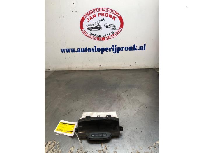 Gebruikte Display Interieur Toyota Land Cruiser (J12) 3.0 D-4D 16V Prijs € 75,00 Margeregeling aangeboden door Autosloopbedrijf Jan Pronk B.V.
