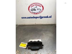 Gebruikte Display Interieur Toyota Land Cruiser (J12) 3.0 D-4D 16V Prijs € 75,00 Margeregeling aangeboden door Autosloopbedrijf Jan Pronk B.V.
