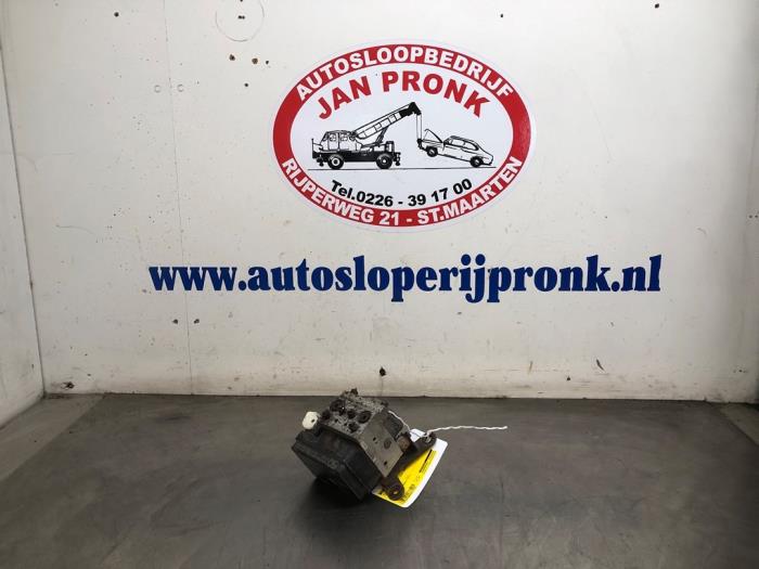 Gebruikte ABS Pomp Toyota Land Cruiser (J12) 3.0 D-4D 16V Prijs € 175,00 Margeregeling aangeboden door Autosloopbedrijf Jan Pronk B.V.