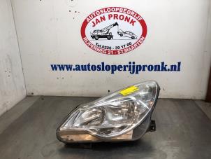 Gebruikte Linker Koplamp Opel Corsa D 1.3 CDTi 16V ecoFLEX Prijs € 75,00 Margeregeling aangeboden door Autosloopbedrijf Jan Pronk B.V.