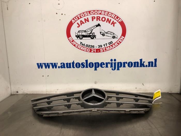 Gebruikte Grille Mercedes B (W245) 1.7 B-170 16V Prijs € 40,00 Margeregeling aangeboden door Autosloopbedrijf Jan Pronk B.V.