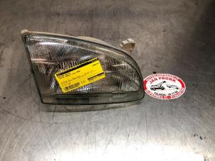 Gebruikte Koplamp rechts Toyota Starlet (EP9) 1.3,XLi,GLi 16V Prijs € 25,00 Margeregeling aangeboden door Autosloopbedrijf Jan Pronk B.V.