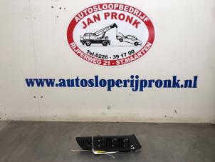 Gebruikte Schakelaar Elektrisch Raam Hyundai iX35 (LM) 2.0 16V Prijs € 40,00 Margeregeling aangeboden door Autosloopbedrijf Jan Pronk B.V.