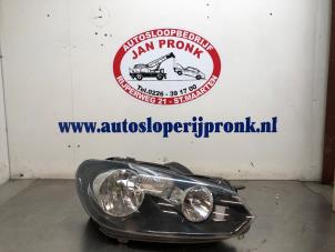 Gebruikte Koplamp rechts Volkswagen Golf VI (5K1) 1.2 TSI Prijs € 125,00 Margeregeling aangeboden door Autosloopbedrijf Jan Pronk B.V.