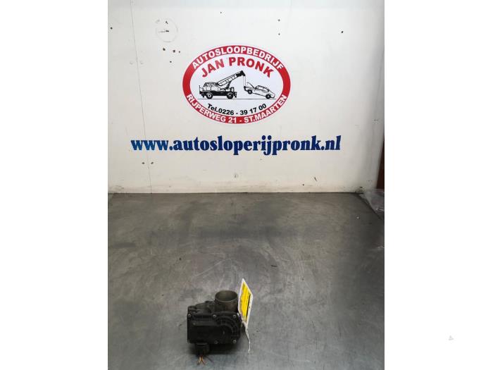 Gebruikte Gasklephuis Renault Twingo II (CN) 1.2 16V Prijs € 40,00 Margeregeling aangeboden door Autosloopbedrijf Jan Pronk B.V.