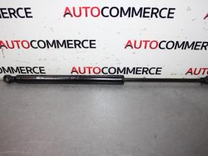 Gebruikte Kofferdekseldemper links-achter Renault Clio IV (5R) 0.9 Energy TCE 90 12V Prijs € 10,00 Margeregeling aangeboden door Autocommerce