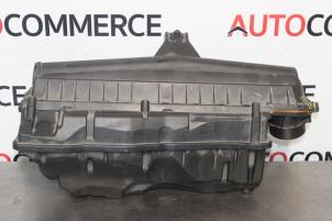 Gebruikte Luchtfilterhuis Peugeot 207/207+ (WA/WC/WM) 1.6 16V VTi Prijs € 30,00 Margeregeling aangeboden door Autocommerce