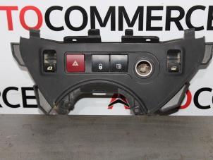 Gebruikte Schakelblok ruiten Peugeot Partner (GC/GF/GG/GJ/GK) 1.6 HDI 75 16V Prijs € 40,00 Margeregeling aangeboden door Autocommerce