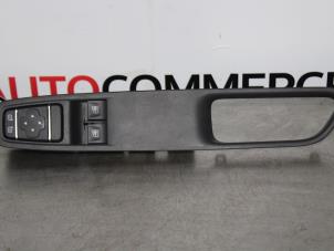 Gebruikte Ruit schakelaar elektrisch Renault Clio IV Societe (6R) 0.9 Energy TCE 12V Prijs € 50,00 Margeregeling aangeboden door Autocommerce